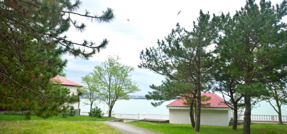 Вид на набережную с аллеи, расположенной в шаговой доступности от Апартаментов "Gorizont"