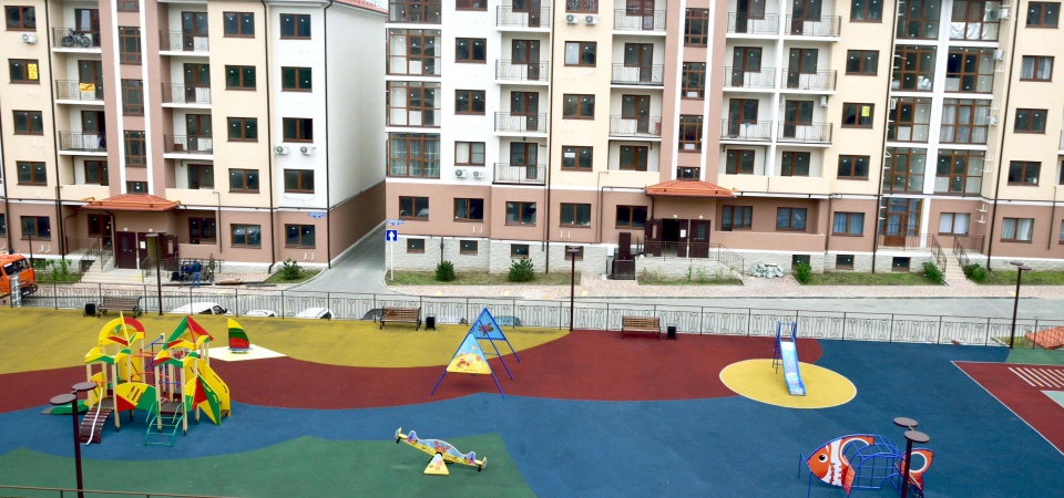 Вид из окна одного из номеров Апартаментов "Gorizont" на детскую площадку